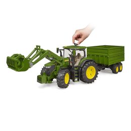 Bruder Traktor John Deere 7R 350 s čelním nakladačem a tandemovým přepravním přívěsem