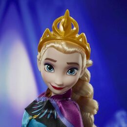 Panenka Hasbro Ledové království Elsa Královská proměna