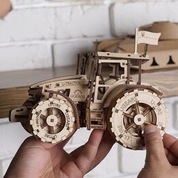 Ugears 3D dřevěné mechanické puzzle Traktor vítězí