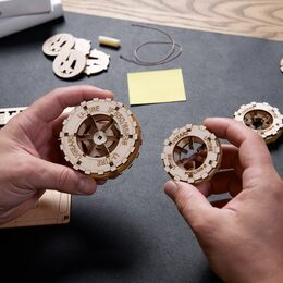 Ugears 3D dřevěné mechanické puzzle Traktor vítězí