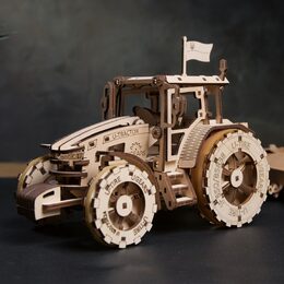 Ugears 3D dřevěné mechanické puzzle Traktor vítězí