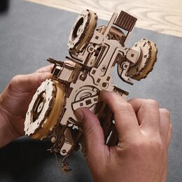 Ugears 3D dřevěné mechanické puzzle Traktor vítězí