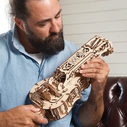 Ugears 3D dřevěné mechanické puzzle Niněra (Hurdy-Gurdy)