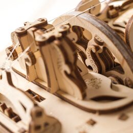 Ugears 3D dřevěné mechanické puzzle Niněra (Hurdy-Gurdy)