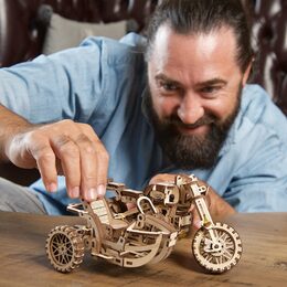 Ugears 3D dřevěné mechanické puzzle UGR-10 Motorka (scrambler) s vozíkem