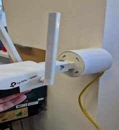 Držák na stěnu s kabelovou krytkou pro kamery VIGI C340/C340-W, bílý