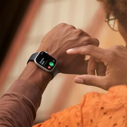 Hodinky Apple Watch Series 8 GPS, 45mm Starlight Aluminium Case with Starlight Sport Band - Regular