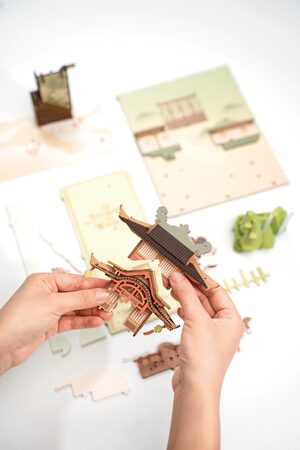 RoboTime 3D Puzzle Zarážka na knihy "Falling Sakura" (dřevěná)