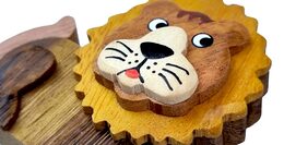 2Kids Toys Dřevěná klíčenka velká Lev ležící