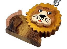 2Kids Toys Dřevěná klíčenka velká Lev ležící