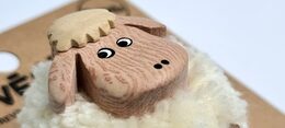 2Kids Toys Dřevěná magnetka velká pompon Ovce