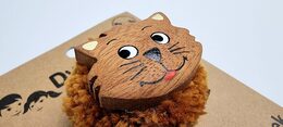 2Kids Toys Dřevěná magnetka velká pompon Kočka