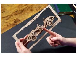 Ugears 2,5D dřevěné mechanické puzzle Roadster MK3