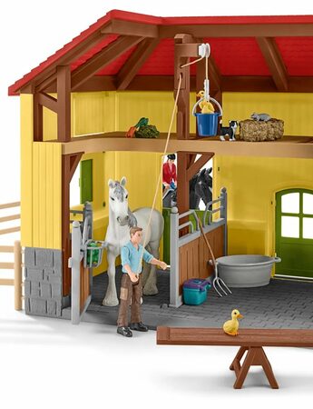 Hračka Schleich Stáj pro koně s příslušenstvím