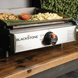 Stolní plynový gril Blackstone 17" Griddle s nerezovým panelem a víkem