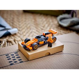 Jezdec F1 se závod. vozem McLaren 60442