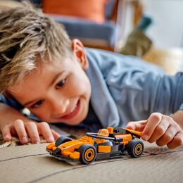 Jezdec F1 se závod. vozem McLaren 60442