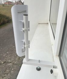 Držák antén/teploměrů na plastová okna, bez nutnost vrtání do konstrukce, nosnost 0,8kg