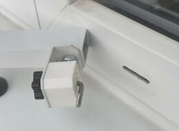 Držák antén/teploměrů na plastová okna, bez nutnost vrtání do konstrukce, nosnost 0,8kg