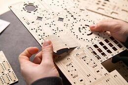 Ugears 3D dřevěné mechanické puzzle Maják Split Rock
