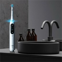 IO SERIES 10 BÍLÁ ZUBNÍ KARTÁČEK Oral-B