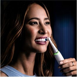 IO SERIES 10 BÍLÁ ZUBNÍ KARTÁČEK Oral-B